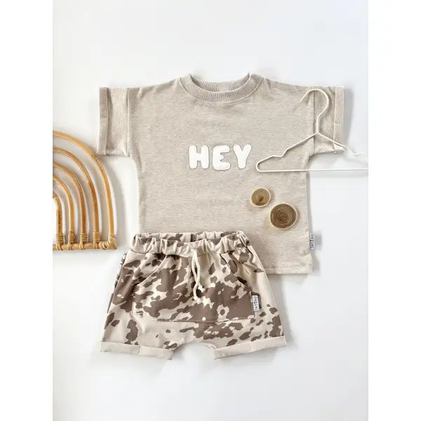 KOMPLET T-SHIRT ,,HEY’’ NATURAL + SZORTY MILK&CHOCO
